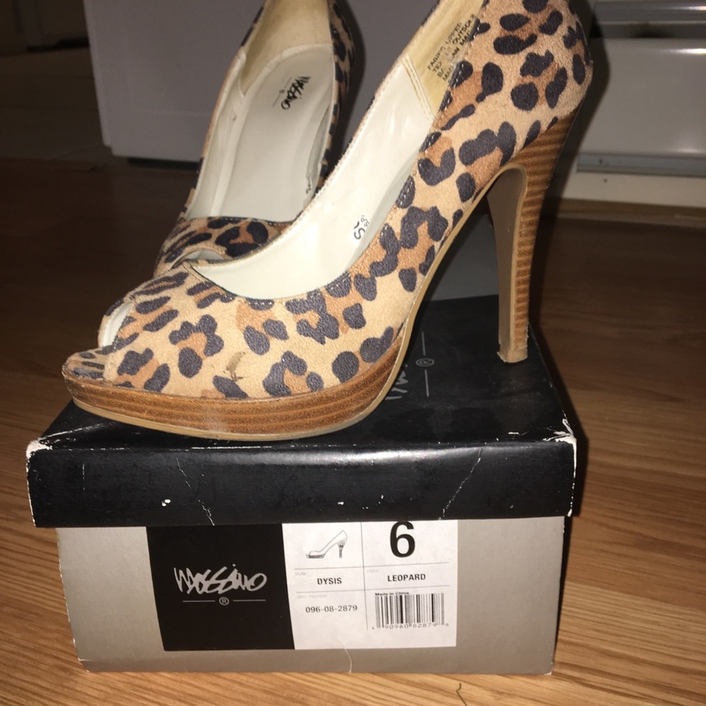 Women’s size 6 Leopard print pumps
